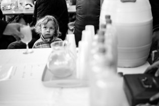 Proces nalévání burčáku do skleniček Radovánka velmi zaujal