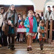 Verunka poprvé nese dary