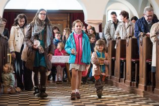 Verunka poprvé nese dary