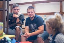 Radovánek se seznamuje snadno a rychle (tady na kůru během svatebního obřadu)