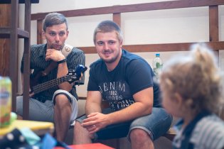 Radovánek se seznamuje snadno a rychle (tady na kůru během svatebního obřadu)