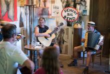 Ve Stříbském mlýně jsme to měli i s hudební produkcí (bohužel na konci srpna mlýn zavírá na neurčito - tak pokud jste plánovali návštěvu, neodkládejte ji)