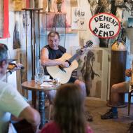 Ve Stříbském mlýně jsme to měli i s hudební produkcí (bohužel na konci srpna mlýn zavírá na neurčito - tak pokud jste plánovali návštěvu, neodkládejte ji)