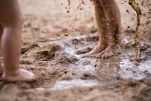 Vodně-pískové hrátky na břehu řeky Oslavy