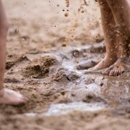 Vodně-pískové hrátky na břehu řeky Oslavy