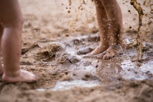 Vodně-pískové hrátky na břehu řeky Oslavy