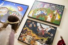 Na obrazech Karly Hanušové se snažíme luštit často dost šílené příběhy...