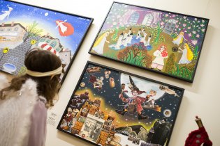 Na obrazech Karly Hanušové se snažíme luštit často dost šílené příběhy...