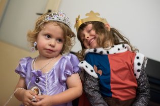 Radovánek sice dostal kostým Artuše, ale kostým Sofie je se svými střevícemi, naušnicemi a amuletem přece jen trochu lákavější