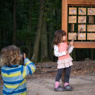 Paní učitelka při výkladu, žáček si vypomáhá dalekohledem, aby mu nici neuniklo