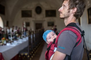 Viki po celou dobu spořádaně čučel z nosítka