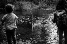 Hod kamenem do řeky