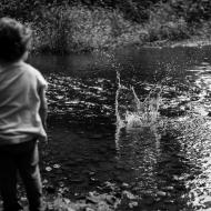 Hod kamenem do řeky