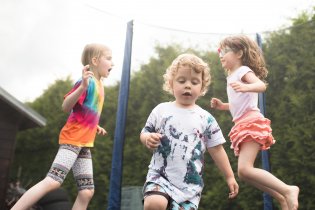 Trampolína, zábava na dlouhá odpoledne (a skákání v dešti zážitek vskutku nezapomenuelný)