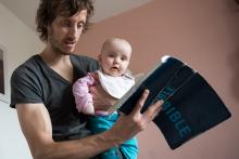 Vikoušek se v roli lektora osvědčil (a ještě u toho stíhá házet oslnivé úsměvy do objektivu)