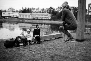 Se zátěžovým švihadlem v batohu vám už nikdy na zimní procházce zima nebude!