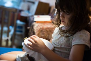 Čas, kdy si při společném čase s Verunkou budeme moci vytáhnout vyšívání, je tady! (Musím objednat druhý vyšívací bubínek.)