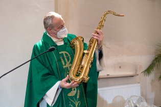 Marcel měl z nové hračky od farníků velikou radost