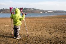 Konečně máme na přehradě pořádné pláže, škoda, že je taková kosa. Berle si musila půjčit Lenka kvůli nakopnutému palci.