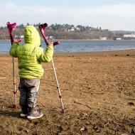Konečně máme na přehradě pořádné pláže, škoda, že je taková kosa. Berle si musila půjčit Lenka kvůli nakopnutému palci.