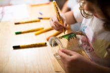 Původně jsme chtěli malovat na kamínky, ale zjistili jsme, že je musíme nejdřív nabílit...