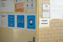 Žádné davy u voleb nebyly , s rozestupy nebyl problém :-)