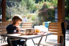 Piknikujeme na verandě zavřeného bistra v Otevřené zahradě