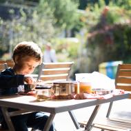 Piknikujeme na verandě zavřeného bistra v Otevřené zahradě