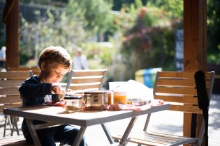 Piknikujeme na verandě zavřeného bistra v Otevřené zahradě