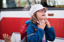 Verunka si strhává roušku po návratu ze svého prvního výletu s kroužkem Vrabčata