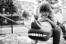 Nosorožec na hřišti u Komínské radnice má čerstvě opravené zuby, Verunka je ale na svůj úsměv náležitě pyšná