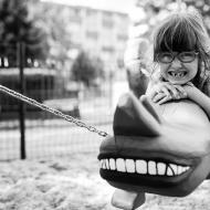 Nosorožec na hřišti u Komínské radnice má čerstvě opravené zuby, Verunka je ale na svůj úsměv náležitě pyšná