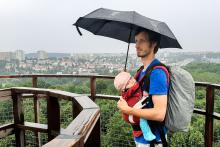 Vyhlídka na Prahu 14 (a ano, na tuto rozhlednu by se nemělo lézt v dešti, a ne, do devítek bychom neměli dávat fotky z mobilu)