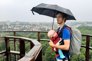 Vyhlídka na Prahu 14 (a ano, na tuto rozhlednu by se nemělo lézt v dešti, a ne, do devítek bychom neměli dávat fotky z mobilu)