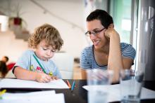 Radovánek vysvětluje Pavlínce, jak funguje harvestor