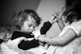 Při oblékání některých kostýmů je potřeba zručné a trpělivé asistentky