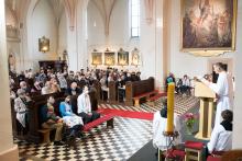 Do kostela opět v rouškách