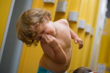 Raďásku, a v bazénu si takhle zacpeš nos, ano?