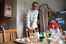 Kněze Tomáše jsme po náročném výkonu pozvali k nám domů na oběd, kde se mohl rozptýlit konzumací smaženého seitanu v přítomnosti mořské víly Ariel