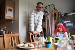 Kněze Tomáše jsme po náročném výkonu pozvali k nám domů na oběd, kde se mohl rozptýlit konzumací smaženého seitanu v přítomnosti mořské víly Ariel