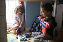 Vítek ohromuje Verunku svou sbírkou střelných zbraní