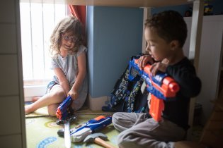 Vítek ohromuje Verunku svou sbírkou střelných zbraní