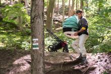 Ještě že kočárek máme rozkládací (btw., Viko celý přenos přes potok Veverka prospal jako by nic)