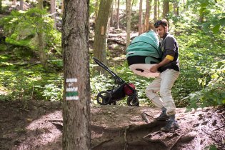 Ještě že kočárek máme rozkládací (btw., Viko celý přenos přes potok Veverka prospal jako by nic)