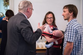 Viky poprvé na večírku, a hned jako ryba ve vodě, zde například nezávazně konverzuje s pomocným biskupem :-)