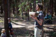 Po asi půlhodinovém hledání se konečně podařilo objevit záběr, na kterém jsou vidět... bicáky! ;)