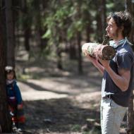 Po asi půlhodinovém hledání se konečně podařilo objevit záběr, na kterém jsou vidět... bicáky! ;)