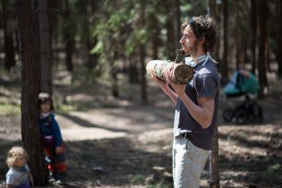 Po asi půlhodinovém hledání se konečně podařilo objevit záběr, na kterém jsou vidět... bicáky! ;)