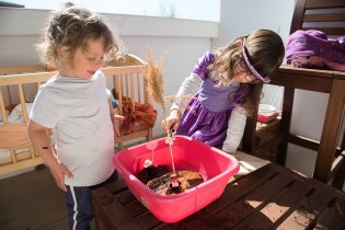 Námořní bitva ve škopíku (Viky v pozadí si mezitím myslel, že je v kočárku, a spokojeně usnul)