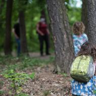 Z orouškované dvojice, před kterou jsme uskočili do bezpečné vzdálenosti dvou metrů, se vyklubali děda s babičkou